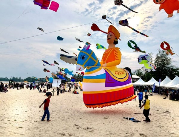 Tamil Nadu Team Skyters Wins Creative Kite Champion Award at Kuantan International Kite Festival 4.0